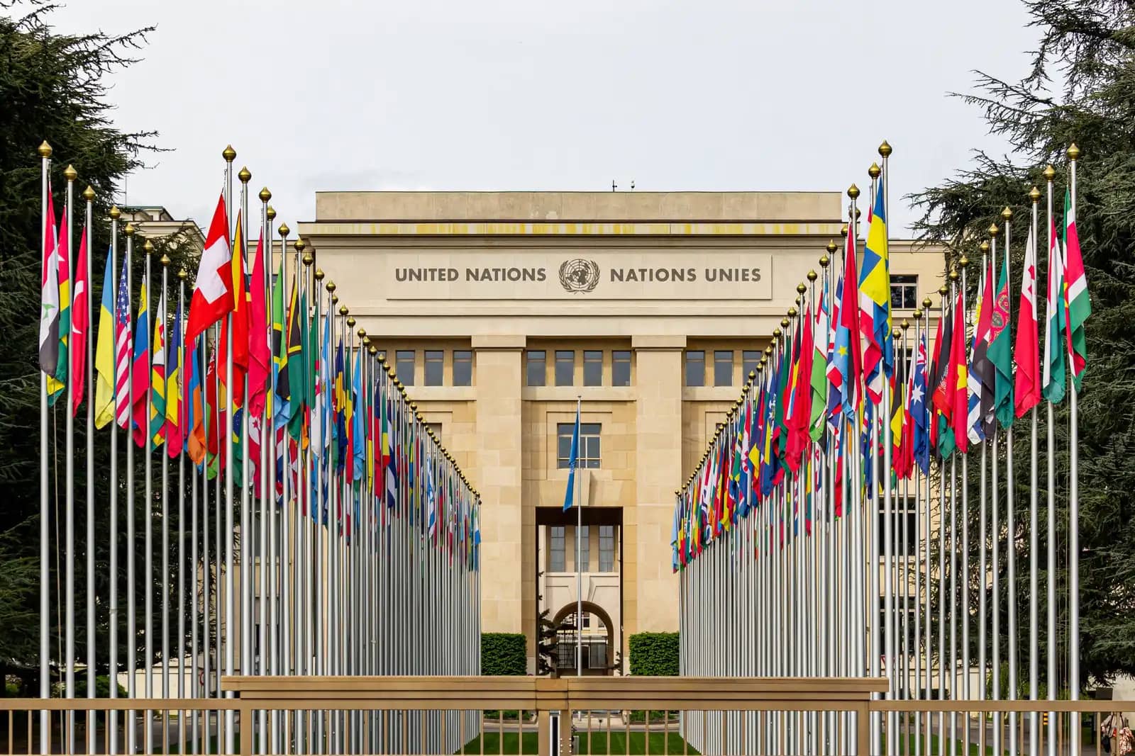 Flaggen der UN-Mitgliedstaaten vor dem Büro der Vereinten Nationen in Genf